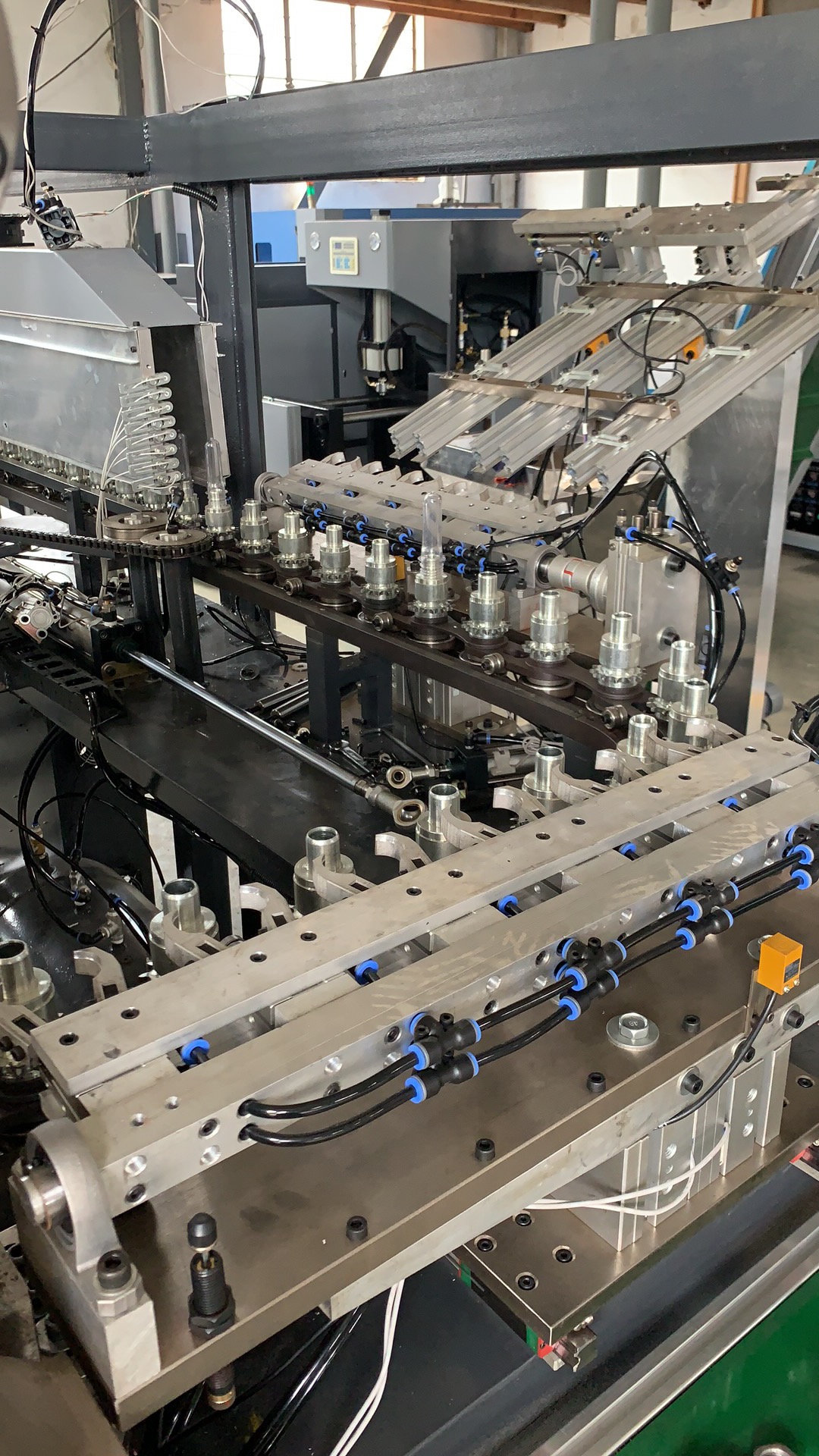 PET Plastic Bottle Blow Molding Machine 6000 Bottles Per Hour (200ml to 2000ml bottle) 4 Automatic Blank Device
